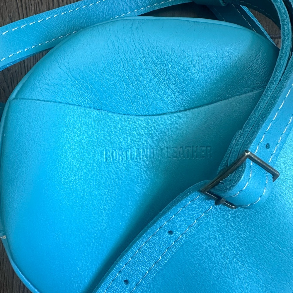 Brand New Portland Leather Vibrant Blue Small Circle Crossbody - Picture 3 of 9